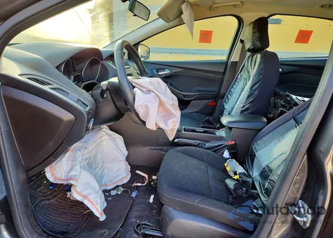 2016 Ford Focus Se z USA, uszkodzony, nr VIN 1FADP3F21GL261790